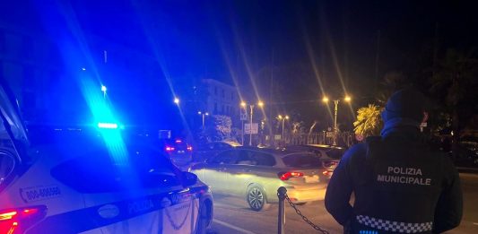 “Voi non siete Polizia”: fermato dalla Municipale, 30enne trovato ubriaco al volante