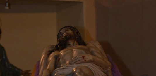 Processione Cristo Morto, folla di fedeli per le vie del centro cittadino