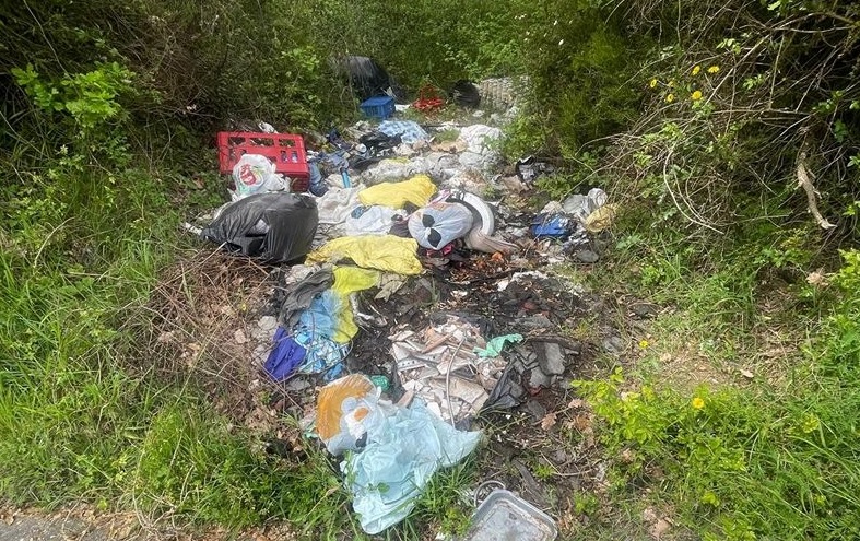 via francigena rifiuti abbandonati