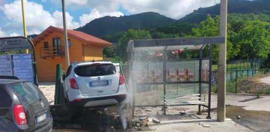 Limatola – Auto distrugge conduttura idrica