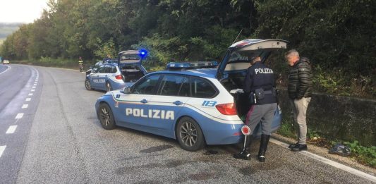 Tir sbanda, camionista virale sui social beccato al telefono: Polizia gli ritira la patente