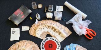 Blitz antidroga, giovane nei guai: trovati marijuana, coca, munizioni e 7mila euro in contanti