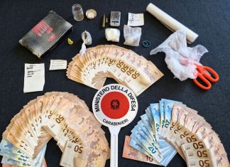 Blitz antidroga, giovane nei guai: trovati marijuana, coca, munizioni e 7mila euro in contanti