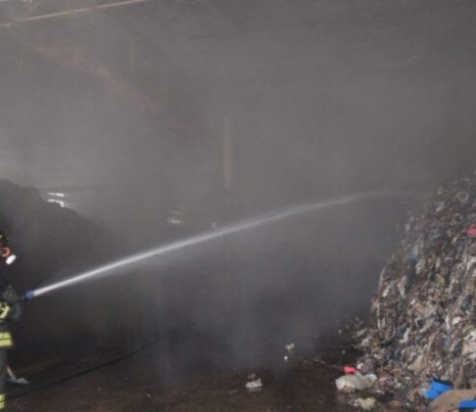 Impianto compostaggio Sassinoro, rifiuti a fuoco. Il sindaco: “Sistema antincendio non ha funzionato”