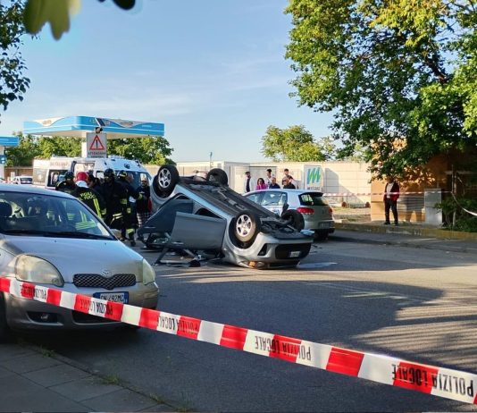 Auto finisce contro vetture in sosta e si ribalta: feriti marito e moglie