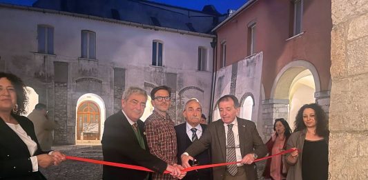Cerreto, successo per l’inaugurazione della mostra ‘Sacro e Profano’ di Domizio Cassella