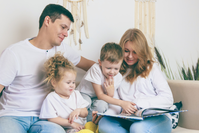 Famiglia-con-due-figli_Canva
