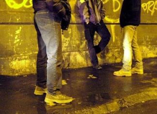 Schiamazzi notturni e minacce, via Vanvitelli e via Marmorale nel mirino di baby vandali: c’è l’interrogazione