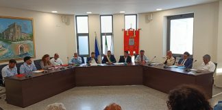 Consiglio d’insediamento a Calvi, niente guanti bianchi: subito botta e risposta, tegola sul cantiere scuola