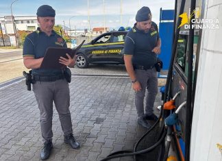 Danni all’auto dopo rifornimento, scoperto gasolio adulterato: scattano sequestro e denuncia