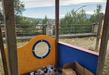 Viale Atlantici, giardini Piccinato insozzati dagli incivili