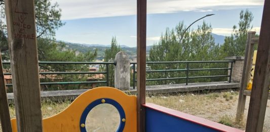 Viale Atlantici, giardini Piccinato insozzati dagli incivili