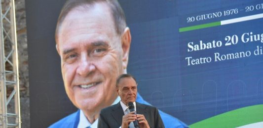 Al Teatro Romano la festa per i 50 anni in politica di Mastella: “Io, sindacalista del territorio”