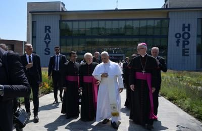 L’abbraccio di Papa Leone ai piccoli pazienti del Cnao di Pavia