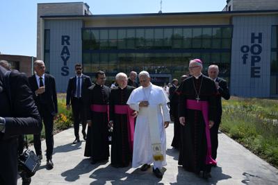 L’abbraccio di Papa Leone ai piccoli pazienti del Cnao di Pavia
