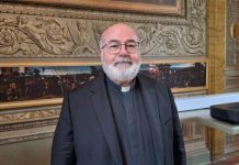 Salute, Angelelli (Cei): “Social e Ai comportano rischio danni mentali per i giovani”
