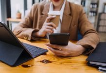 Donna più multitasking dell’uomo? La scienza smonta lo stereotipo: c’è una sola differenza