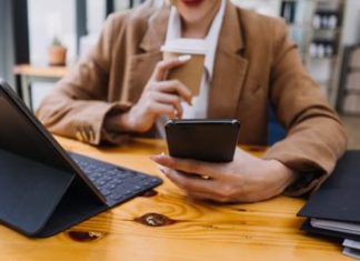 Donna più multitasking dell’uomo? La scienza smonta lo stereotipo: c’è una sola differenza