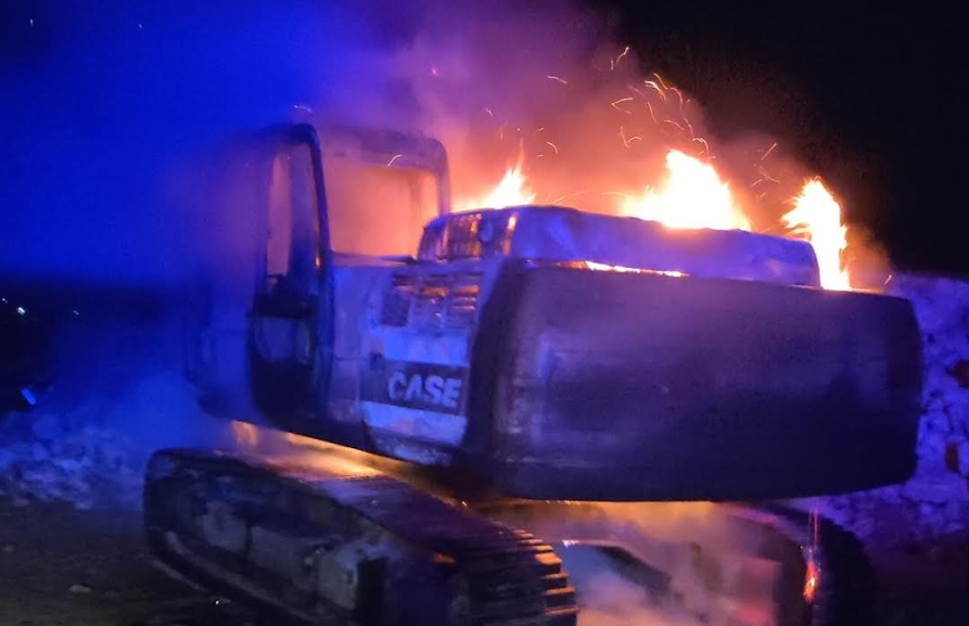 escavatore fiamme