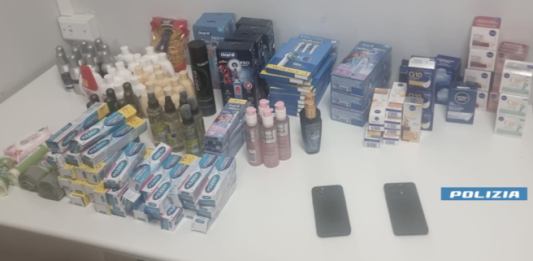 Rubano in un supermercato e si danno alla fuga: beccati dalla Polizia e da un Carabiniere fuori servizio