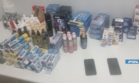 Rubano in un supermercato e si danno alla fuga: beccati dalla Polizia e da un Carabiniere fuori servizio