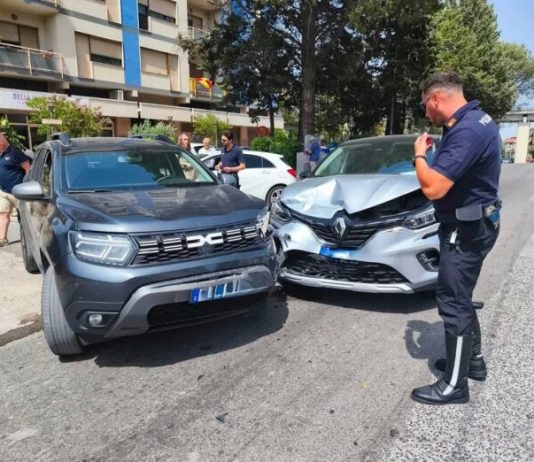 Scontro tra due auto: tanta paura, ma nessun ferito