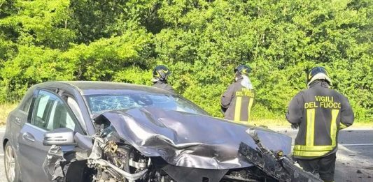 Scontro tra auto sulla Statale 87: 4 feriti, bambina in codice rosso