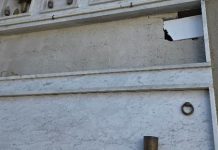 Cimitero, animali entrano ed escono da un loculo: “Si intervenga”