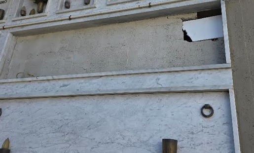 Cimitero, animali entrano ed escono da un loculo: “Si intervenga”