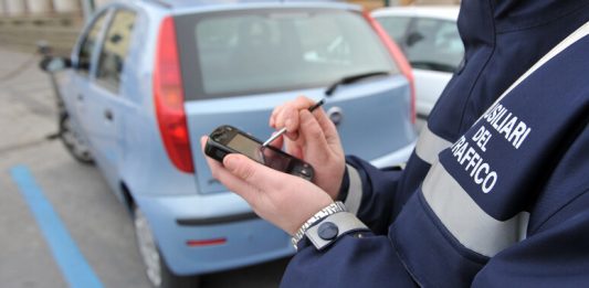 Soste, ecco 12 ausiliari del traffico: potranno redigere verbali