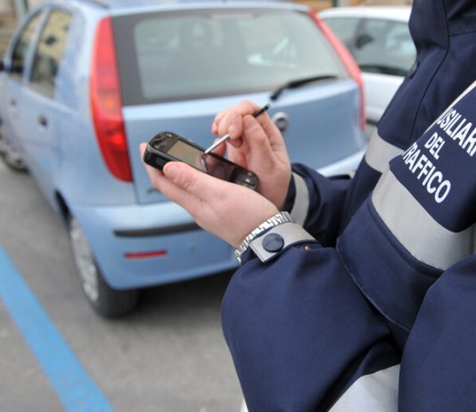 Soste, ecco 12 ausiliari del traffico: potranno redigere verbali