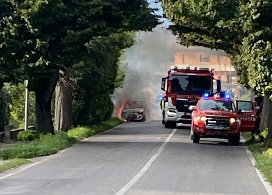 auto in fiamme