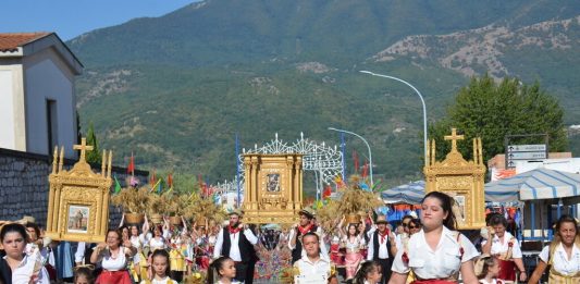 Foglianise, 370 anni dopo: il futuro passa ancora da uno stelo di grano. La premier Meloni: “Tradizione spettacolare”