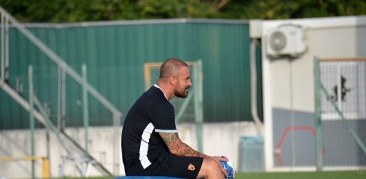 Floro Flores pronto a tornare al 4-2-3-1, mentre il Benevento continua la caccia a portiere e centrocampista