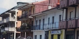 Telese, paura in centro: scontro all’incrocio senza semaforo, auto si ribalta