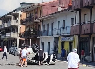 Telese, paura in centro: scontro all’incrocio senza semaforo, auto si ribalta