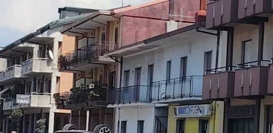 Telese, paura in centro: scontro all’incrocio senza semaforo, auto si ribalta