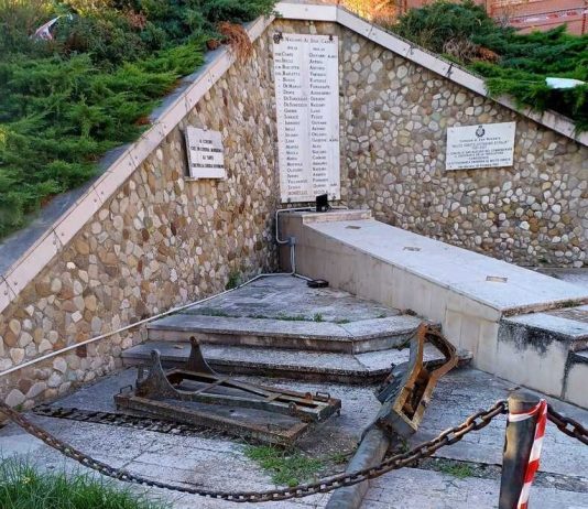 Sdegno a San Nazzaro, divelto il cannone del Monumento ai Caduti