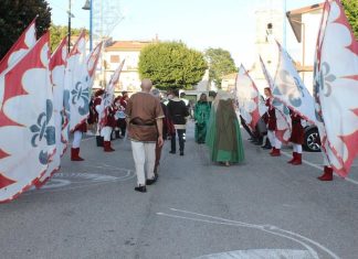 Cavalieri, vessilli e costumi: Buonalbergo celebra Alberada