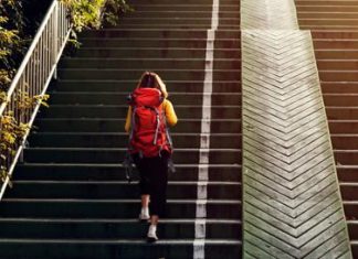 Giù rischio infarti e ictus, ecco perché fare le scale allunga la vita: lo studio