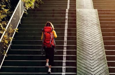Giù rischio infarti e ictus, ecco perché fare le scale allunga la vita: lo studio