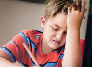Emicrania, un bambino su 10 ne soffre con effetti sul rendimento: “Farmaci ci sono ma solo per adulti”
