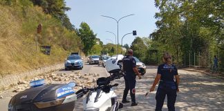 Crollano massi in via delle Puglie, scatta la chiusura
