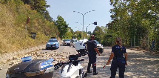 Crollano massi in via delle Puglie, scatta la chiusura