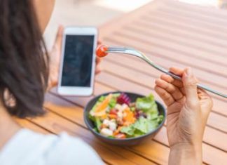 Dopo le vacanze gonfiore e intestino ‘bloccato’? Gli esperti sfatano il mito detox e spiegano cosa fare 