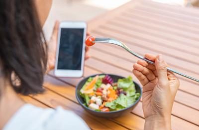 Dopo le vacanze gonfiore e intestino ‘bloccato’? Gli esperti sfatano il mito detox e spiegano cosa fare 