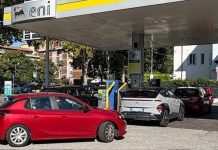 Sconti Eni, fila alle stazioni di servizio. E le altre compagnie si adeguano