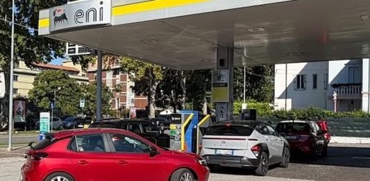 Sconti Eni, fila alle stazioni di servizio. E le altre compagnie si adeguano