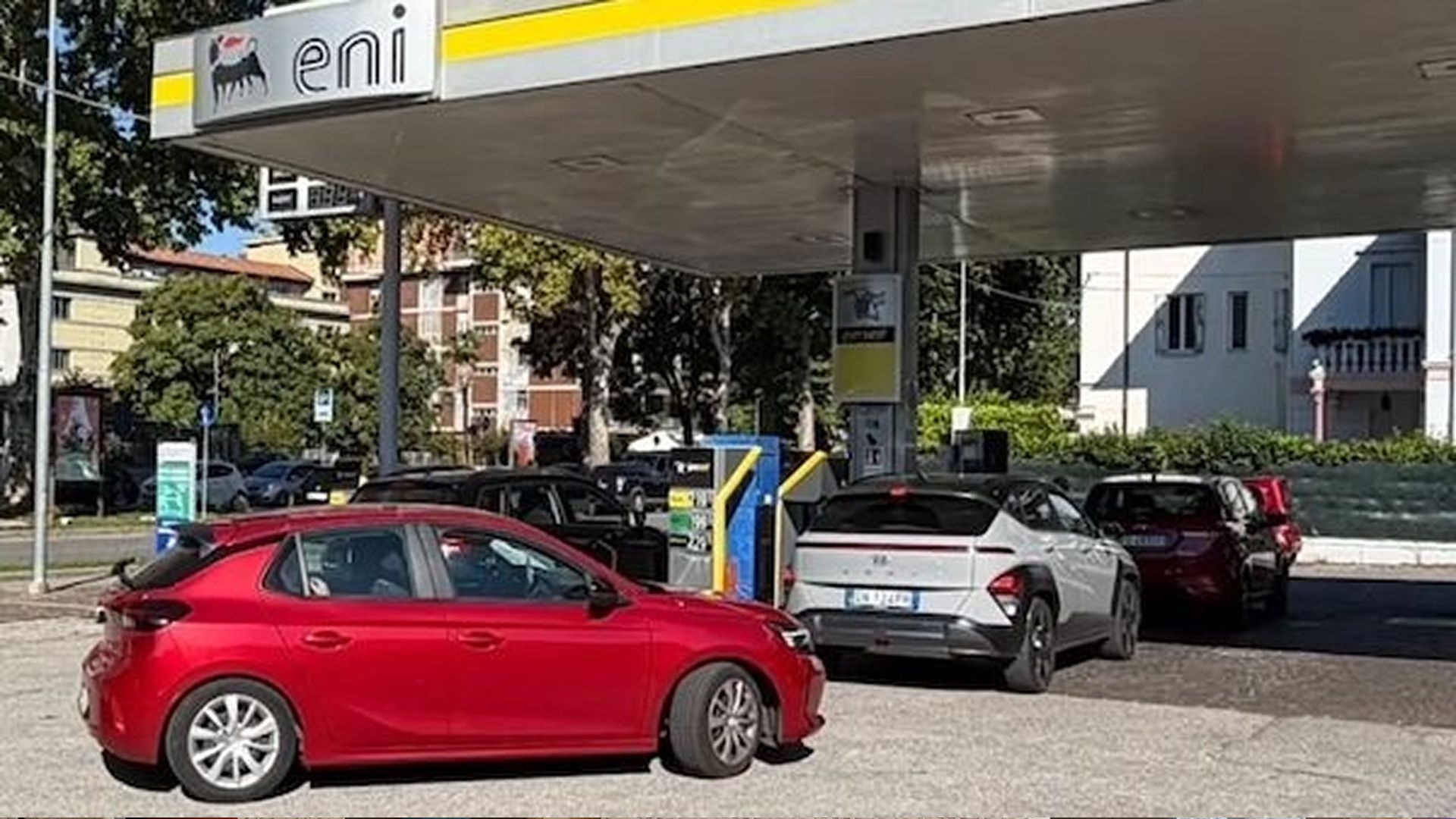 fila distributore carburante