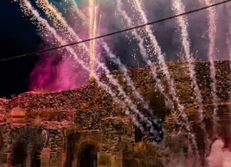 Fuochi d’artificio al Teatro Romano, è polemica